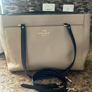 Tan and black coach purse. Great condition.